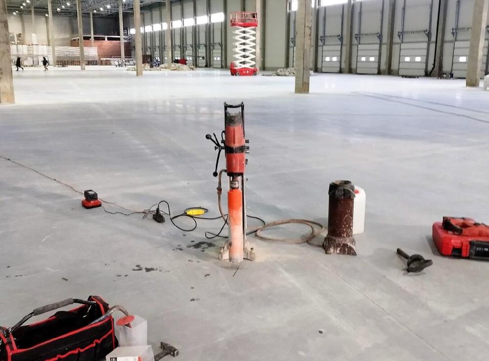 Определение фактической прочности бетона пола склада по выбуренным образцам кернам на объекте